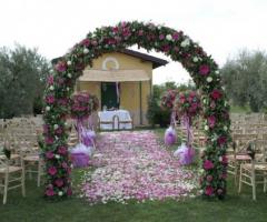 Arco floreale per la cerimonia nuziale all'aperto