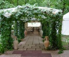 Addobbo dell\'ingresso della location di matrimonio