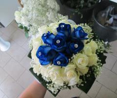Bouquet da sposa compatto con rose bianche e blu
