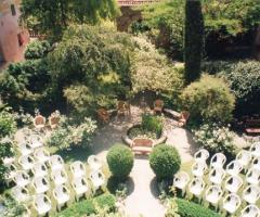 Vista dall'alto sul giardino della location di matrimonio