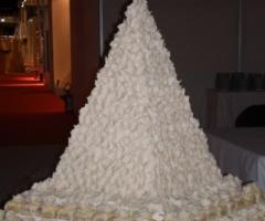 Torta nuziale a piramine con mini cake