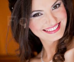 Foto sorridente della sposa