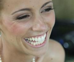 La sposa sorride mostrando denti perfetti grazie a Sorriso da Sposa