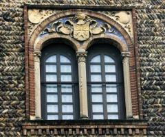 Facciata neogotica della villa