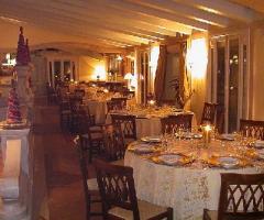 Casa a Trigona - Allestimento dei tavoli per il ricevimento nuziale