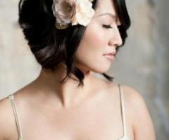 Acconciatura con fiore per la sposa