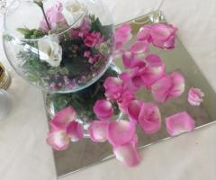 Centrotavola con rose per i tavoli di nozze