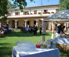 Aperitivo di matrimonio nel grazioso giardino esterno all'agriturismo