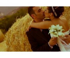 Bacio sposi con bouquet