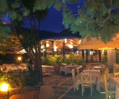 Tavoli nel giardino di Villa Costanza