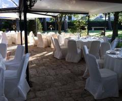 Casa Isabella - Allestimento dei tavoli per il ricevimento all'aperto