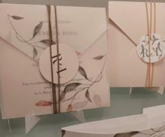 Partecipazione florealerosa cipria con cordino in  e tag personalizzato - Eliotecnica Balbi Wedding