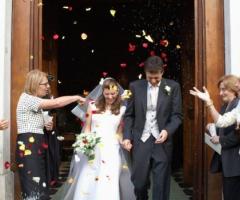 Foto degli sposi all'uscita dalla chiesa
