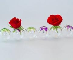 Sfere di vetro con roselline per le bomboniere di matrimonio