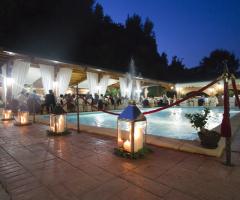 Allestimento con candele per la piscina