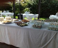 Antipasto di matrimonio servito in giardino
