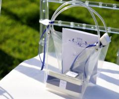 Bomboniere per gli invitati messe sulla loro sedia