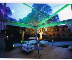 Gazebo e pavimento in parquet per il ricevimento di nozze