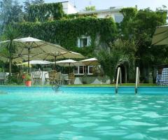 Matrimonio a bordo piscina