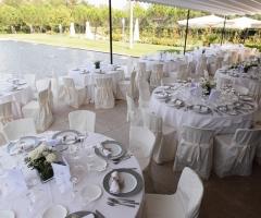 Tavoli sotto la veranda per il ricevimento di nozze