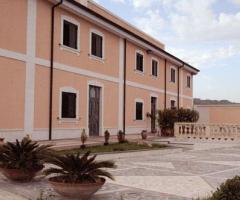 Piazzale esterno dell'Hotel Colle Acre a Palazzolo Acreide (Siracusa)