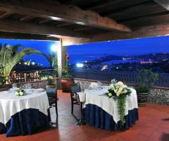Allestimento del matrimonio in terrazza vista mare