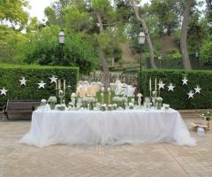 Allestimento del tavolo delle bomboniere all'entrata del ricevimento