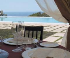 Ricevimento di matrimonio a bordo piscina e vista mare