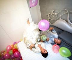 Foto degli sposi sul letto