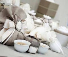 Sacchetto porta confetti sui toni del grigio