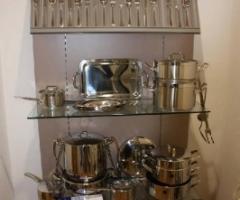 Vetrina con pentole, pirofile e posateria Sambonet