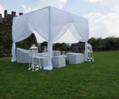 Gazebo in giardino durante matrimonio estivo