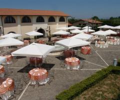 Vista dall'alto dei tavoli per il ricevimento di matrimonio