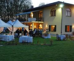 Ricevimento di matrimonio nel giardino del ristorante