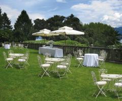 Prato allestito per l'aperitivo di nozze