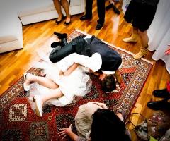 Foto degli sposi abbracciati per terra