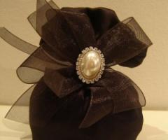 Sacchetto portaconfetti nero con perla