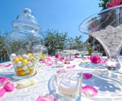 OM Salerno - Il tavolo della confettata con petali rosa