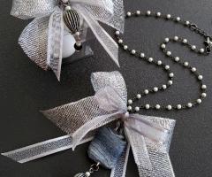 Bomboniere Gioiello, ciondoli segnaposto e collane rosario abbinate.