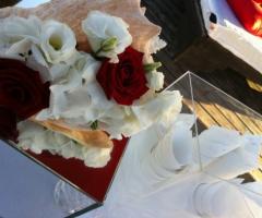 Fiori e coni porta confetti per il matrimonio