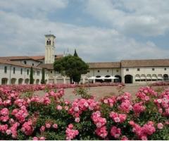 Esterno con giardino fiorito della location di nozze