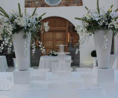 Matrimonio in bianco con alzate di fiori sui tavoli