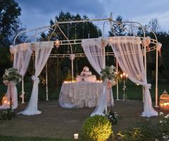 Gazebo con candele per la torta nuziale