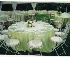 Sedie bianche in ferro battuto per il matrimonio