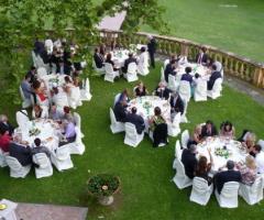 Invitati durante un banchetto nuziale