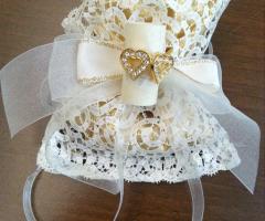 Sacchettino portaconfetti in pizzo sangallo, sacchettino interno in lino, fiocco in raso con inserito 2 cuoricini dorati con brillantini che trattengono il bigliettino