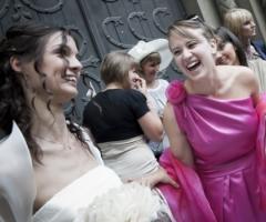 Foto della sposa con la testimone di nozze