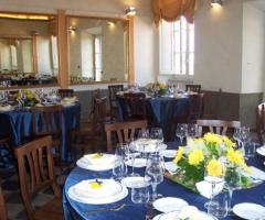 Allestimento dei tavoli per il matrimonio