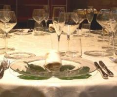 Tavolo allestito per il ricevimento di matrimonio