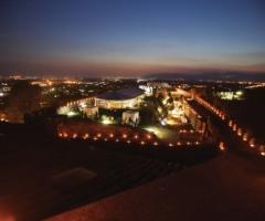 Quartiere basso illuminato durante nozze serali